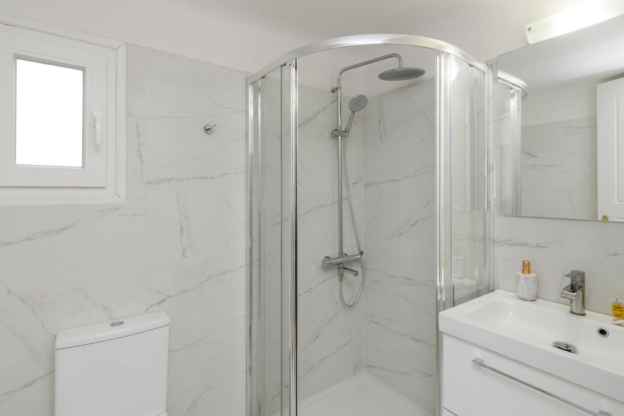 Great House W/ Private Parking Apartment เอเธนส์ ภายนอก รูปภาพ