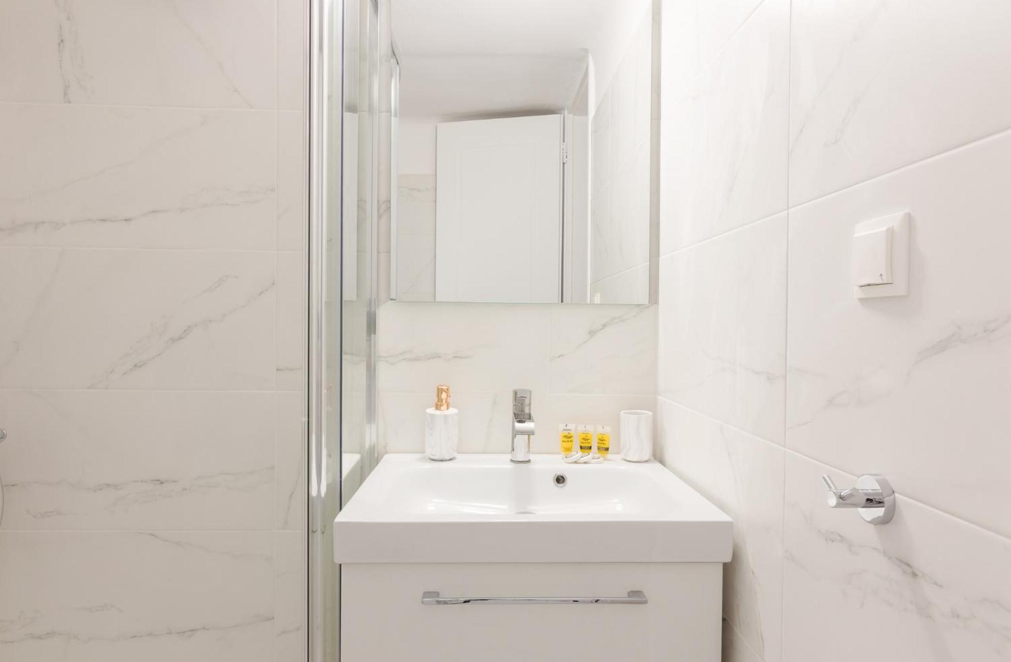 Great House W/ Private Parking Apartment เอเธนส์ ภายนอก รูปภาพ
