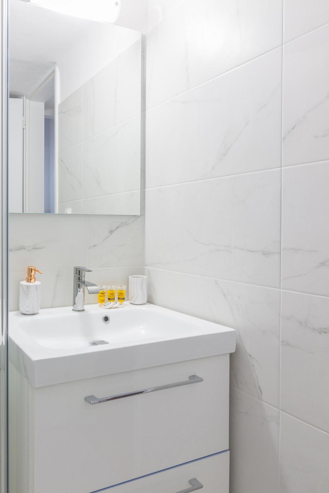 Great House W/ Private Parking Apartment เอเธนส์ ภายนอก รูปภาพ