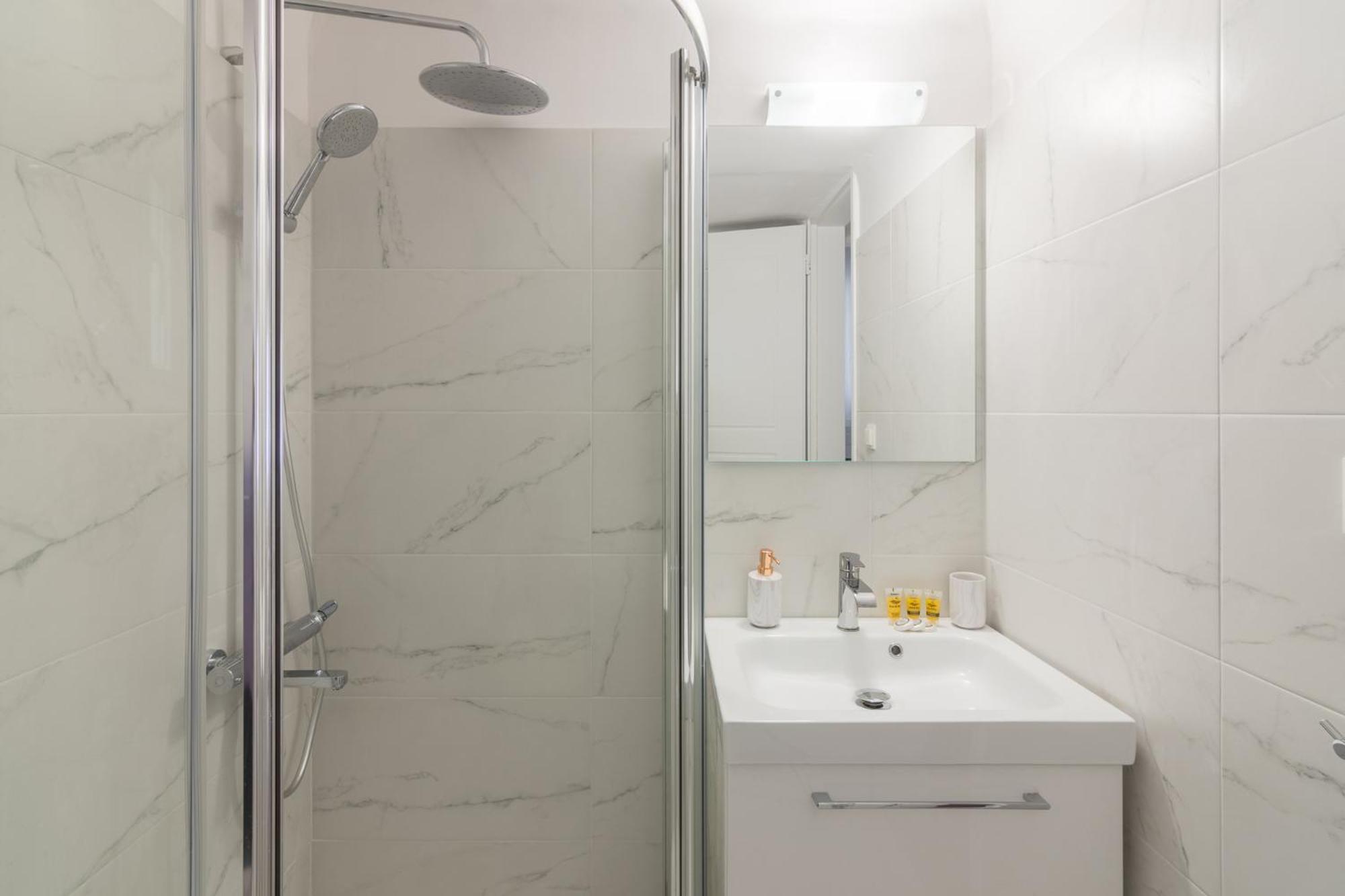 Great House W/ Private Parking Apartment เอเธนส์ ภายนอก รูปภาพ
